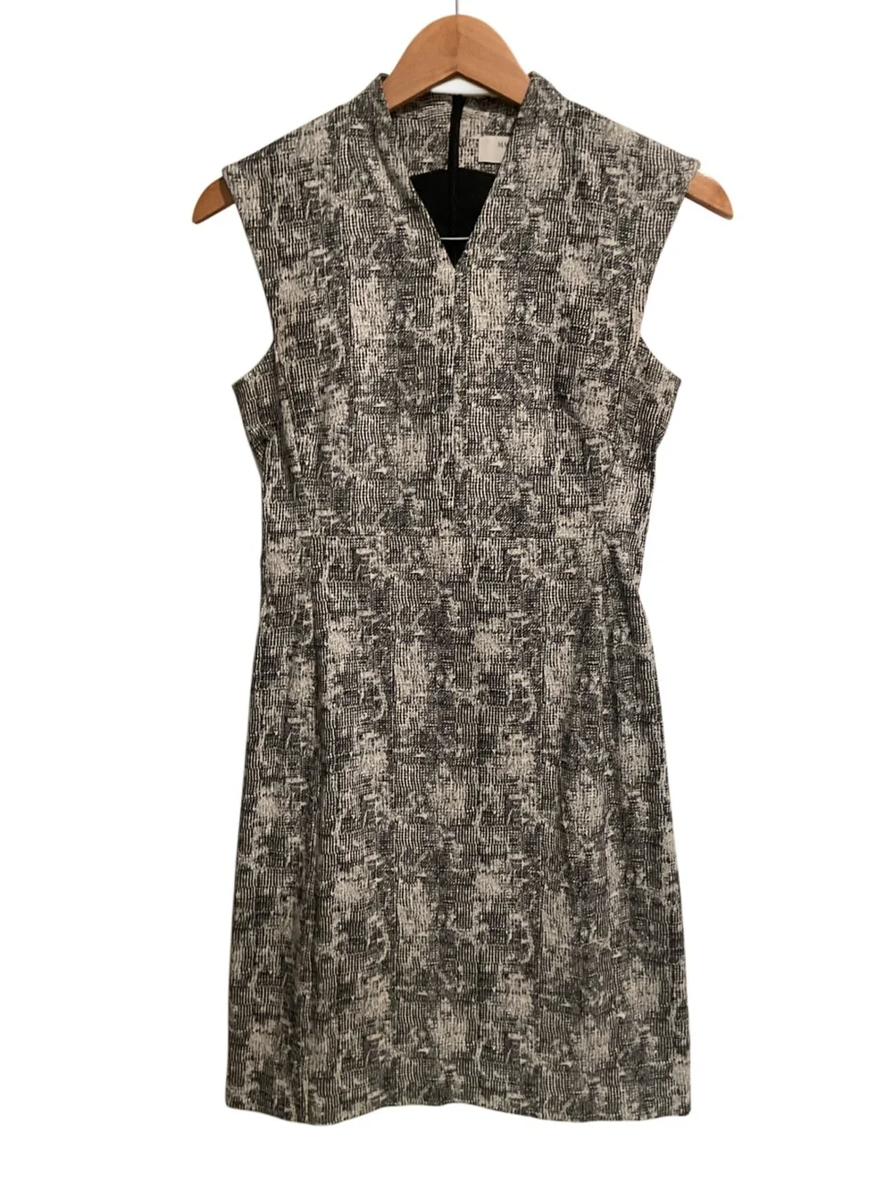 MM Lafleur Black and‎ White Textured V-Neck Sleeveless Sheath Dress